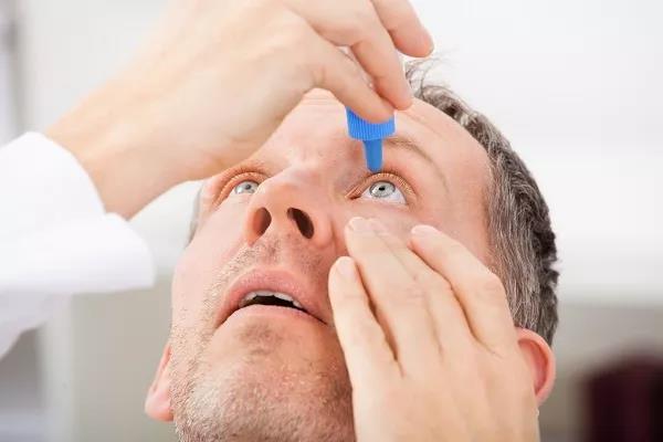 干眼癥用什么眼藥水？專家：長期使用會造成眼睛的藥物性損傷