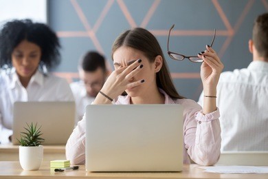 戴隱形眼鏡眼鏡干澀怎么辦？北京眼科醫院